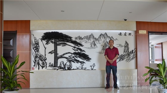 完成安装后铁画师傅与作品合影