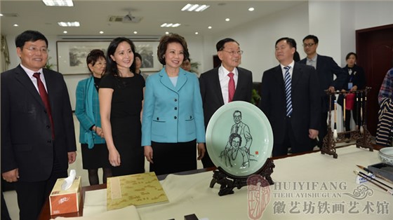 来安县博物馆定制的人物肖像铁画合影1