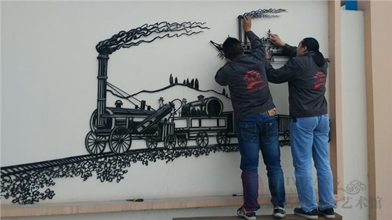 安徽无为凌宇电缆企业文化墙装饰铁画——徽艺坊师傅正在安装铁画