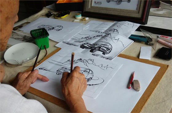 铁画设计大师王小林正在设计奇瑞瑞虎铁画画稿