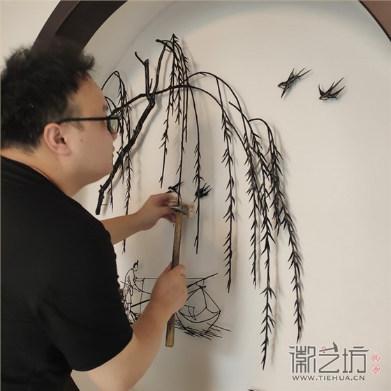 正在安装别墅装饰山水铁画3