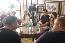 美国学术专家来徽艺坊铁画做学术交流