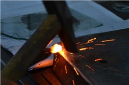 徽艺坊铁画师傅正在制作铁画