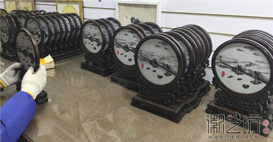 平潭海峡公铁两用大桥铁画-师傅安装中