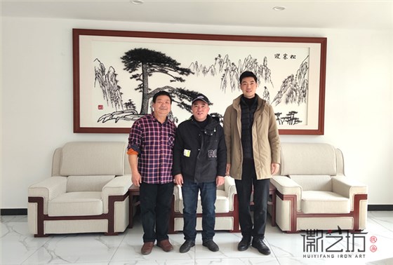 会议室接待厅背景墙铁画《迎客松》安徽后合影