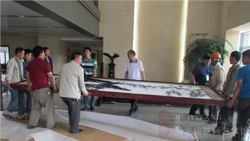 昆明长水国际机场定制的办公楼大厅大型红木迎客松铁画屏风