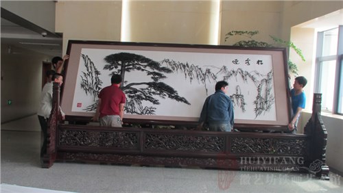 昆明长水国际机场定制的办公楼大厅大型红木迎客松铁画屏风