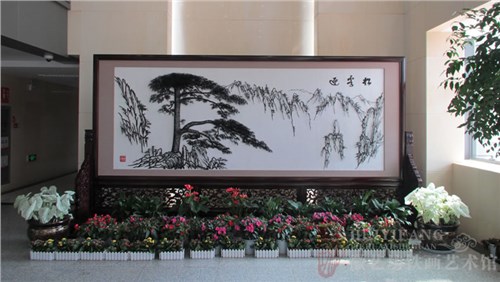昆明长水国际机场定制的办公楼大厅大型红木迎客松铁画屏风