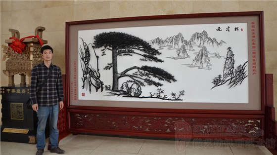 恭贺江苏博汇集团项目投产定制的庆典礼品红木雕花迎客松屏风留影 恭贺江苏博汇集团项目投产定制的庆典礼品红木雕花迎客松屏风留影
