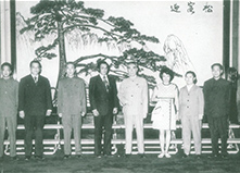 周恩来与外宾在人民大会堂巨幅迎客松前合影