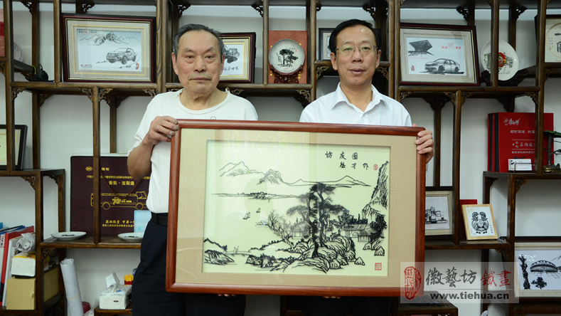 客户慕名而来到徽艺坊铁画购买张德才大师的作品