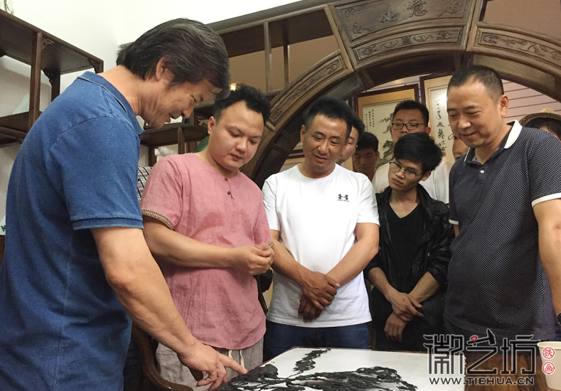 2017.6.13天津美院张向玉教授来徽艺坊现场指导铁画作品6