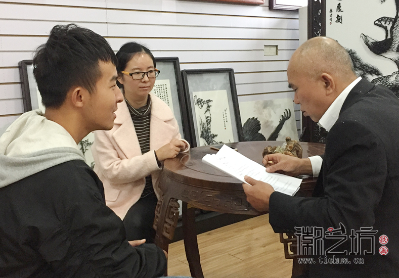 安师大皖江学院学生来徽艺坊拍摄纪录片《铁骨画魂》 (1)