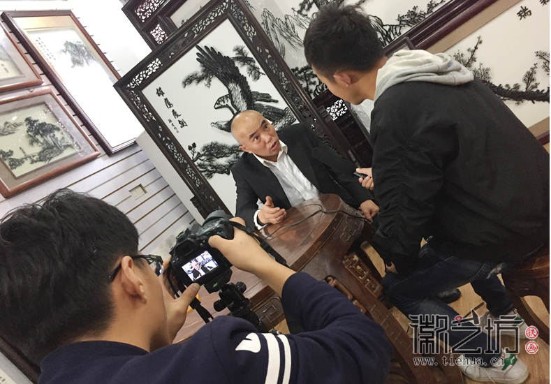 安师大皖江学院学生来徽艺坊拍摄纪录片《铁骨画魂》 (6)