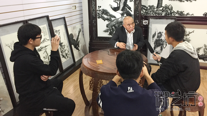 安师大皖江学院学生来徽艺坊拍摄纪录片《铁骨画魂》 (7)