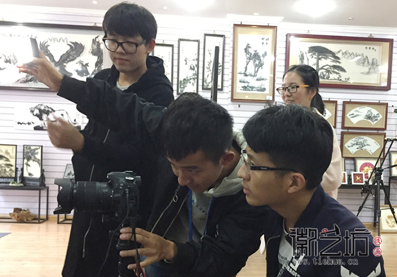 安师大皖江学院学生来徽艺坊拍摄纪录片《铁骨画魂》 (5)