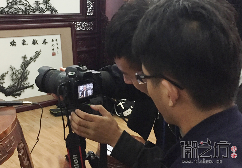 安师大皖江学院学生来徽艺坊拍摄纪录片《铁骨画魂》 (2)