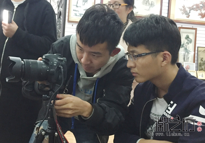 安师大皖江学院学生来徽艺坊拍摄纪录片《铁骨画魂》 (4)