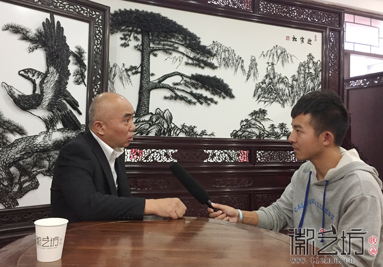 安师大皖江学院学生来徽艺坊拍摄纪录片《铁骨画魂》 (10)