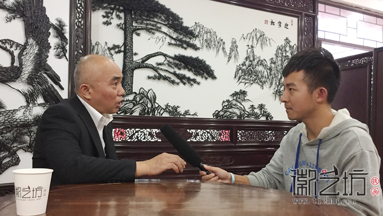 安师大皖江学院学生来徽艺坊拍摄纪录片《铁骨画魂》 (9)