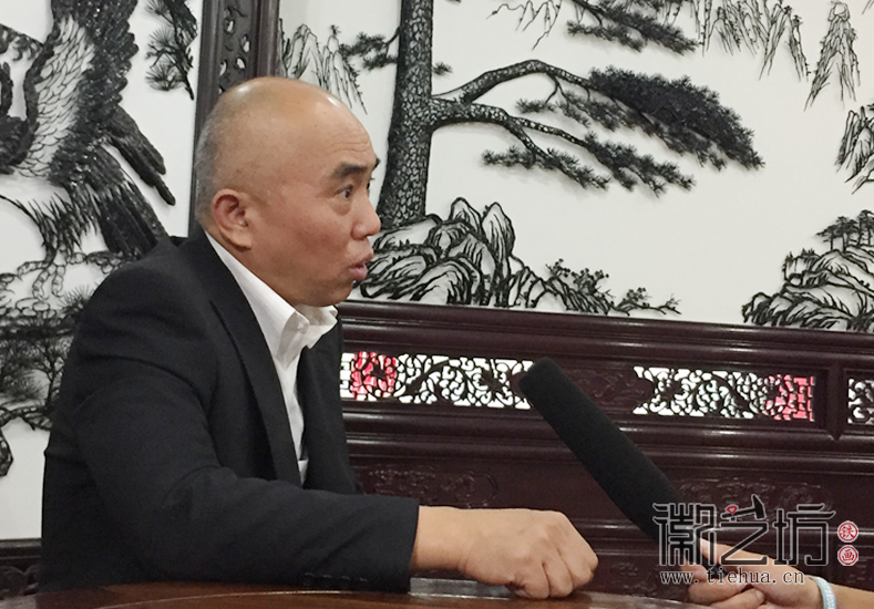 安师大皖江学院学生来徽艺坊拍摄纪录片《铁骨画魂》 (11)