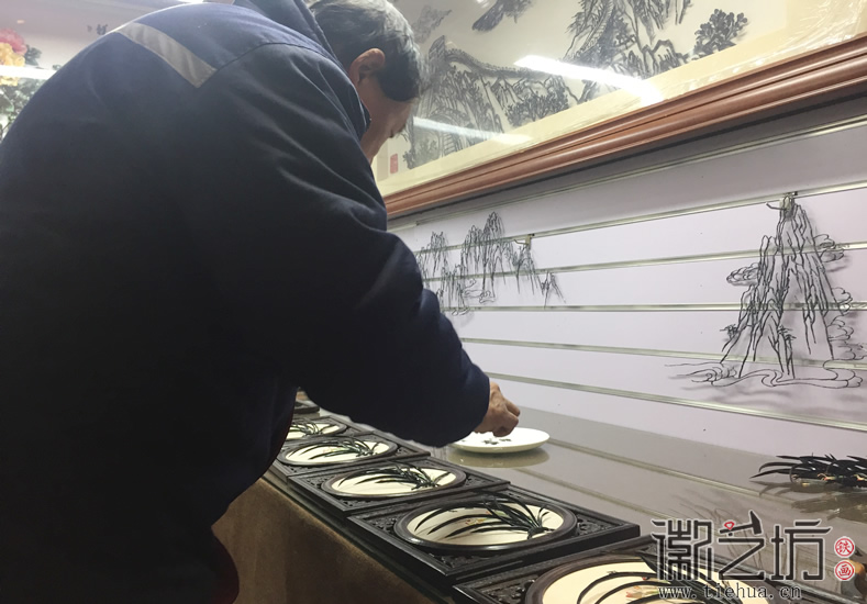 工商银行芜湖分行赠退休职工纪念礼品铁画 (3)