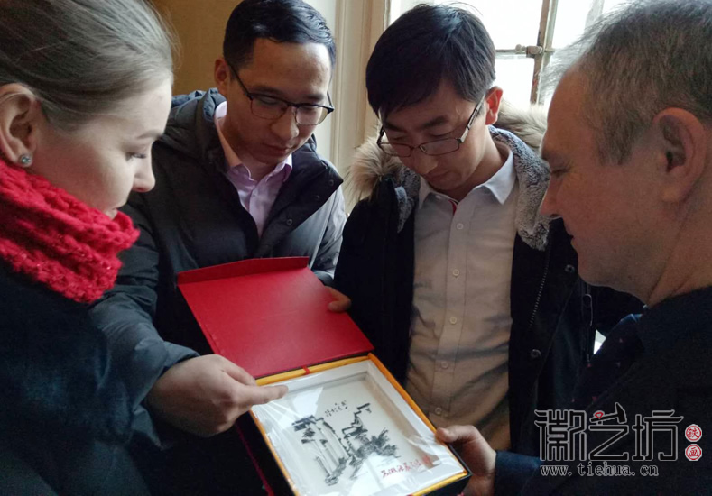 芜湖铁画送俄罗斯列宾美院老师