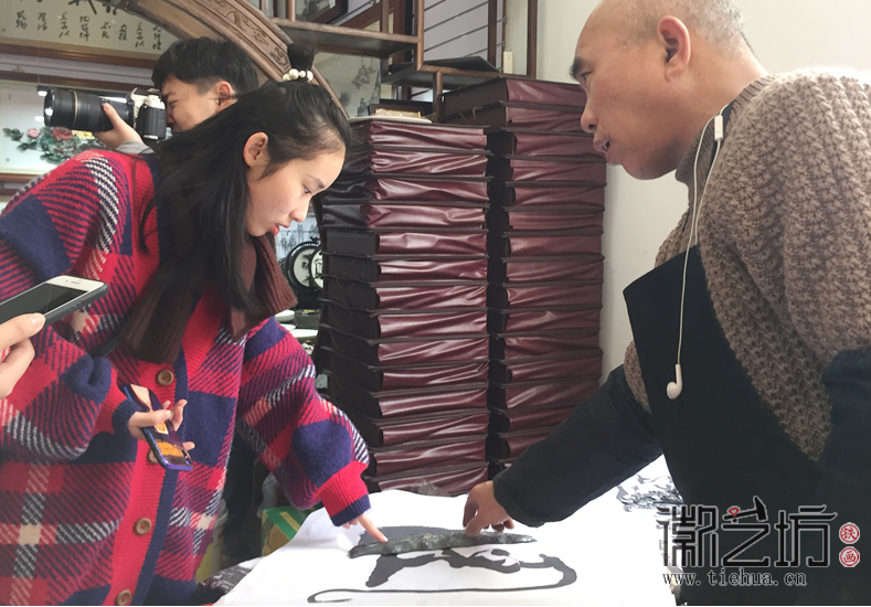 徽艺坊接待中国人民大学学子前来社会实践 (2)