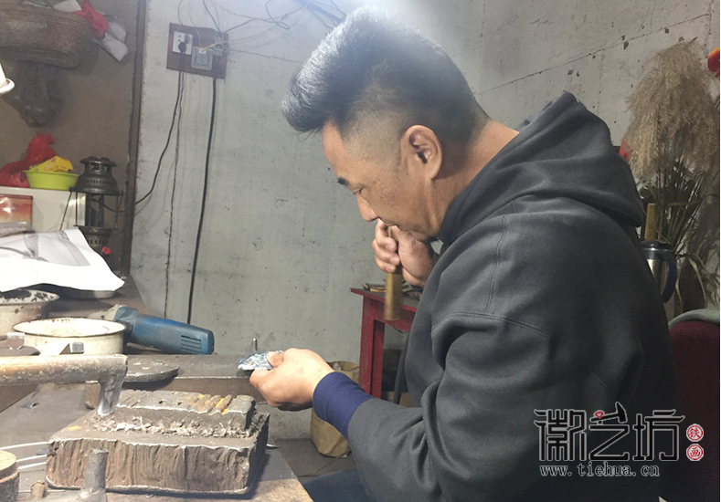 徽艺坊铁画创意定制礼品《莲境如斯》 制作现场