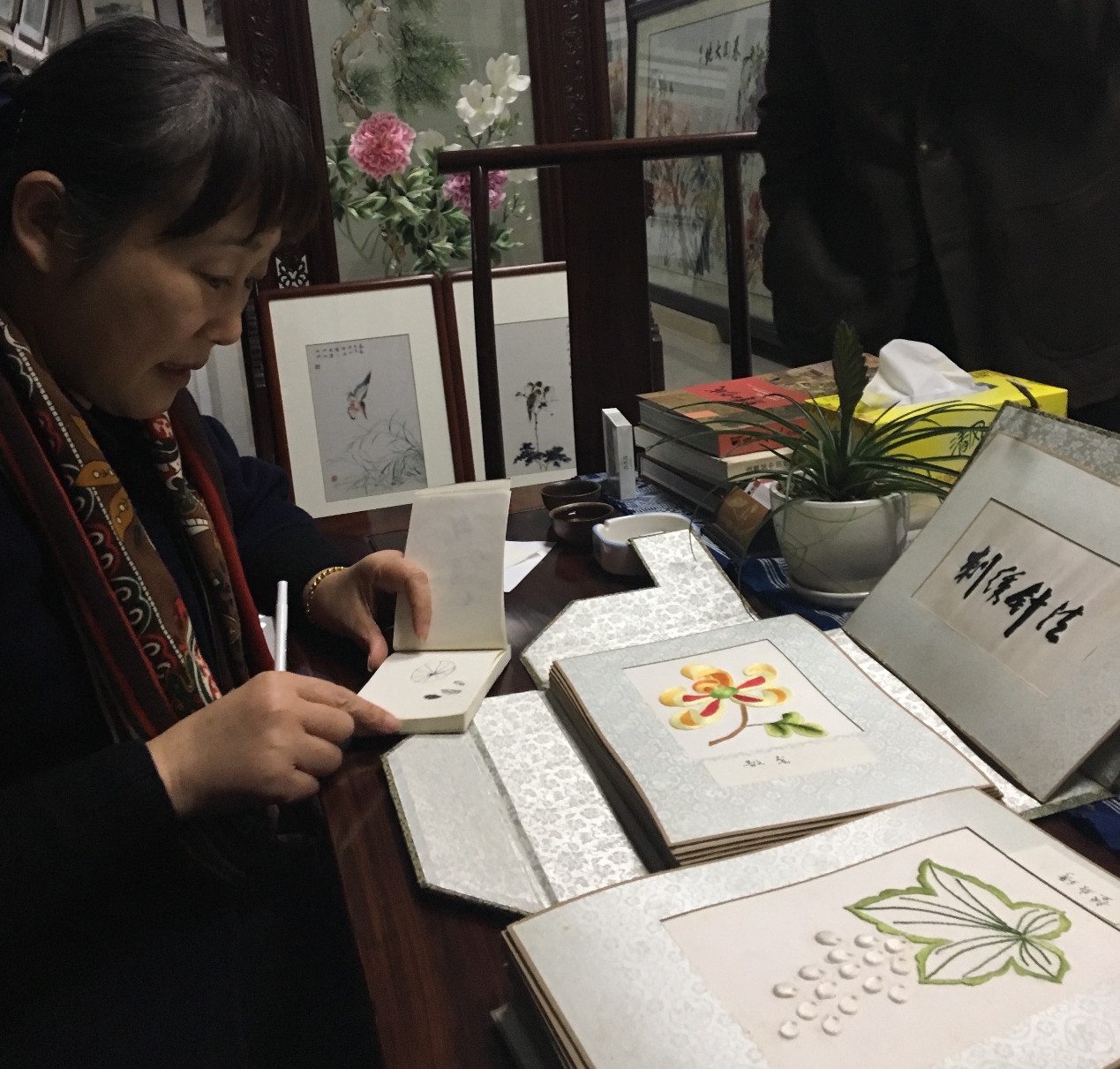 姚惠芬向笔者展示吴县刺绣总厂的苏绣针法汇编