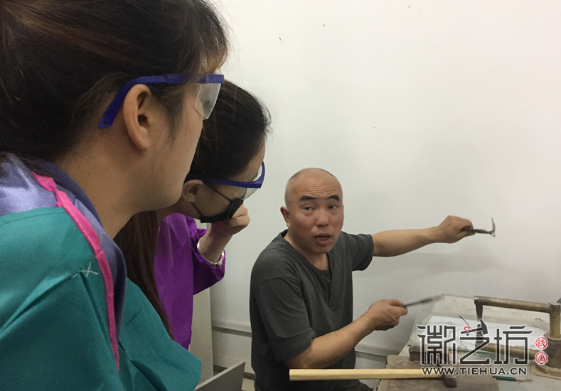 徽艺坊魏民春开启安师大铁画实践课 (7)
