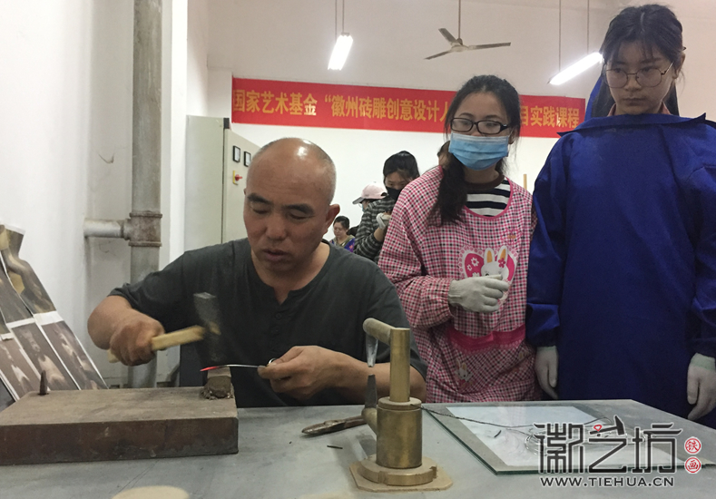 徽艺坊魏民春开启安师大铁画实践课 (10)