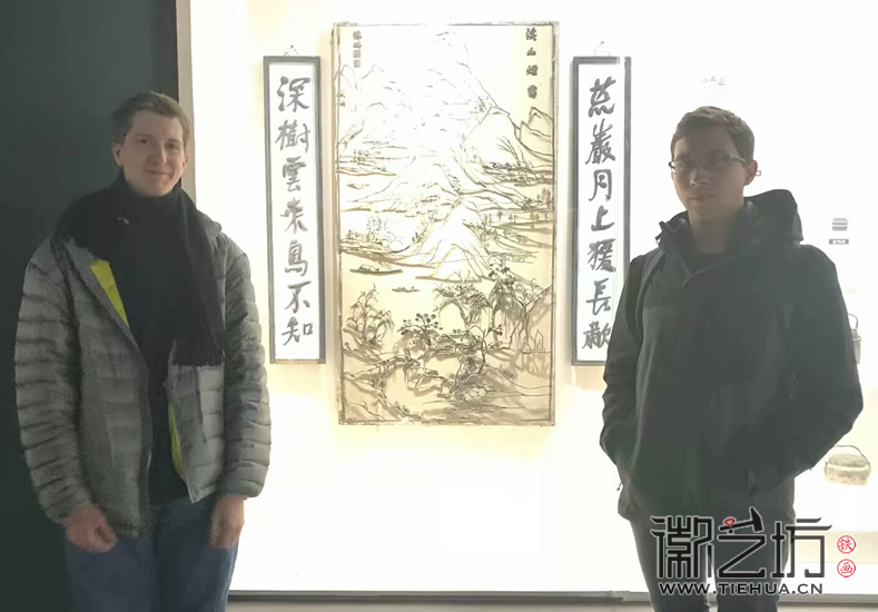 房博士国外拍摄铁画