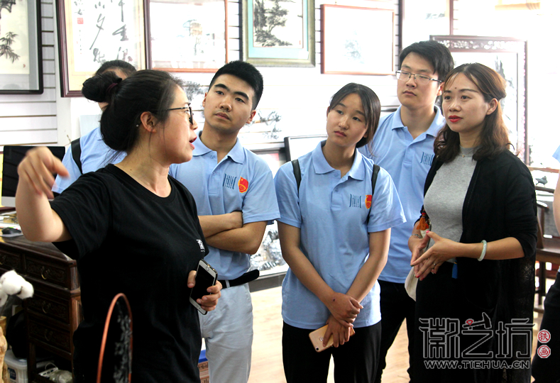徽艺坊铁画迎来芜湖商贸学院学子前来参观 (10)