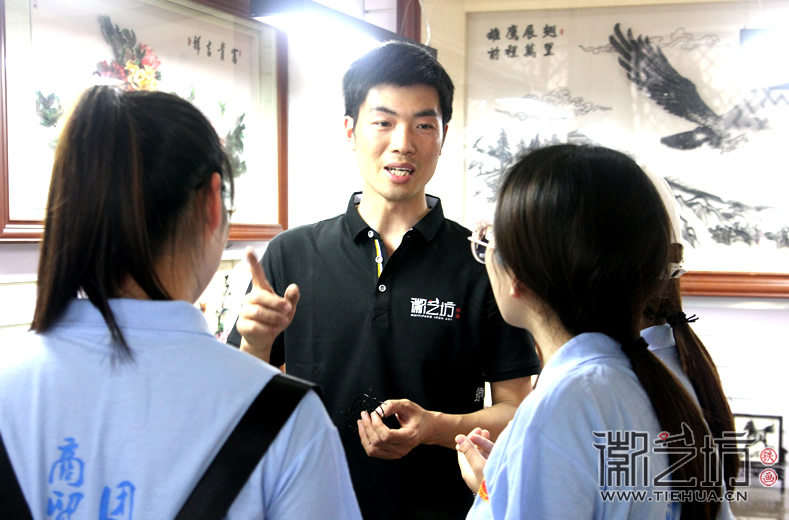 徽艺坊铁画迎来芜湖商贸学院学子前来参观 (4)