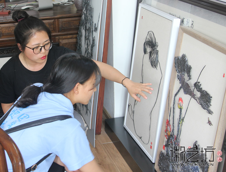 徽艺坊铁画迎来芜湖商贸学院学子前来参观 (7)