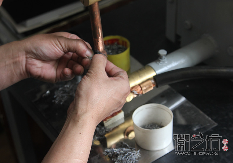 徽艺坊铁画迎来芜湖商贸学院学子前来参观 (31)