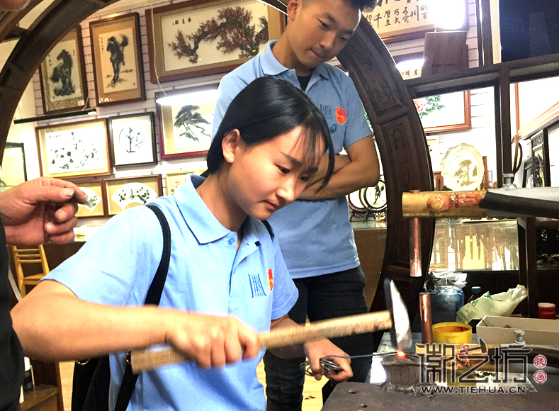 徽艺坊铁画迎来芜湖商贸学院学子前来参观 (1)