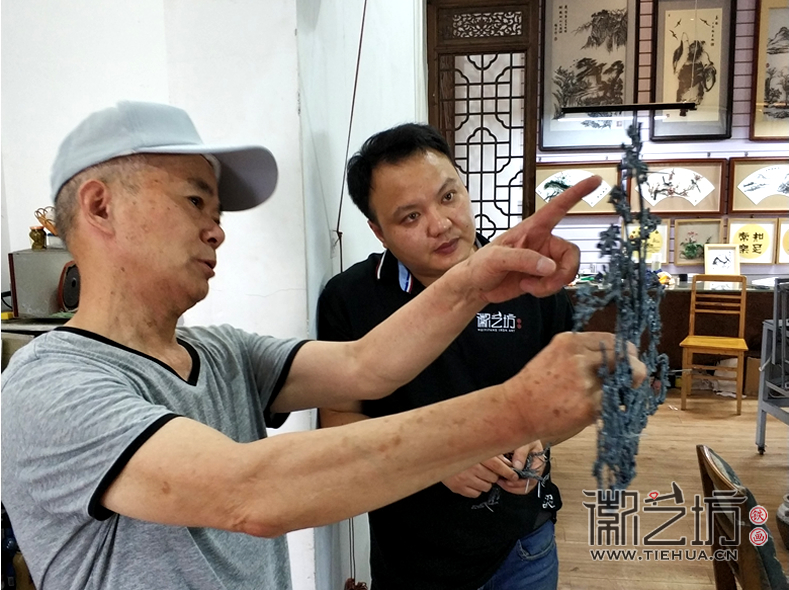 张家康大师与铁画新生代李强交流探讨制作技艺 (2)