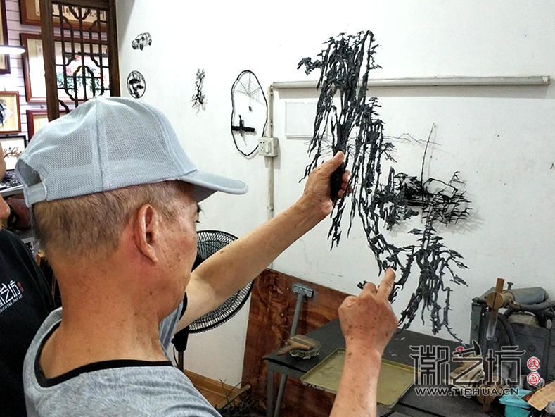 张家康大师与铁画新生代李强交流探讨制作技艺 (1)