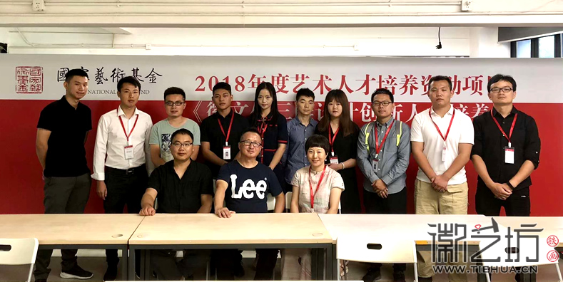 章正贵与老师同学在开学典礼上的合影