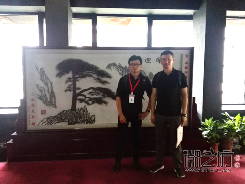 章正贵与同学在同济大学铁画屏风前的合影