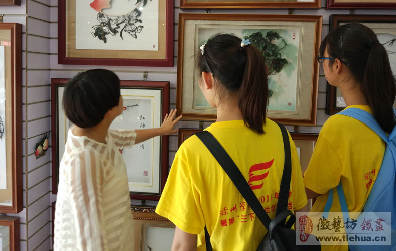 徽艺坊李总正在介绍铁画工艺