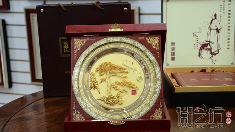 中式金盘折叠木盒迎客松金画