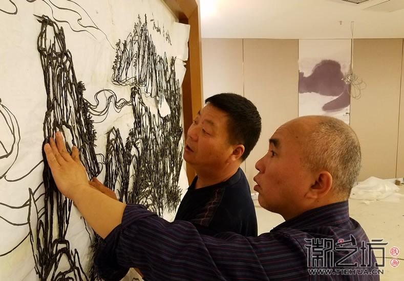 助力中博会铁画安装现场2