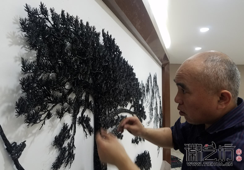 助力中博会铁画安装现场3