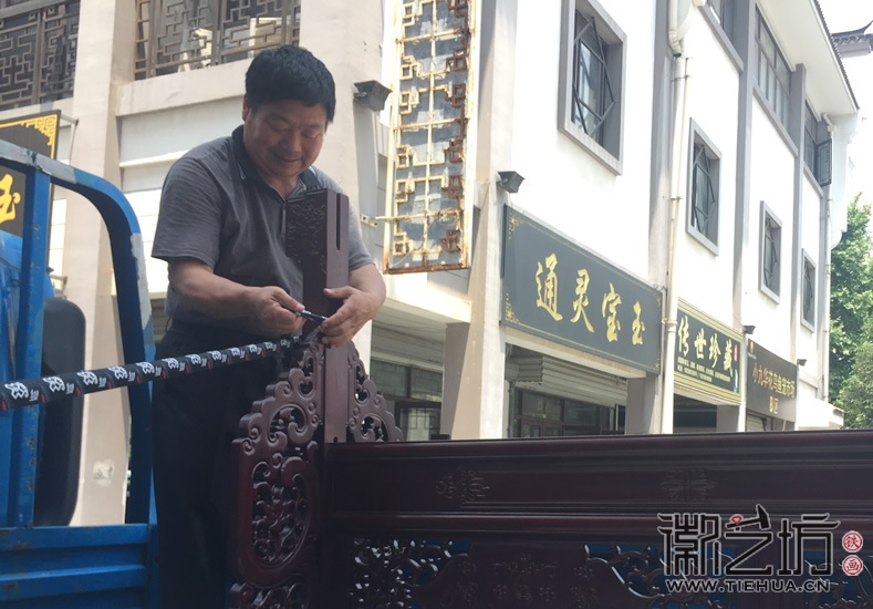 徽艺坊铁画屏风装载现场2