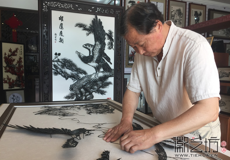徽艺坊的早晨倪师傅在装裱铁画