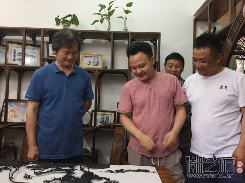 2017.6.13天津美院张向玉教授来徽艺坊现场指导铁画作品1