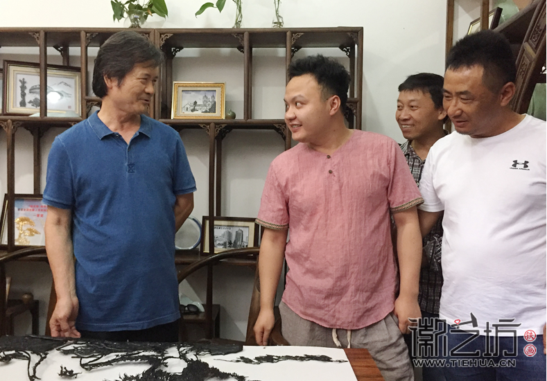 2017.6.13天津美院张向玉教授来徽艺坊现场指导铁画作品2